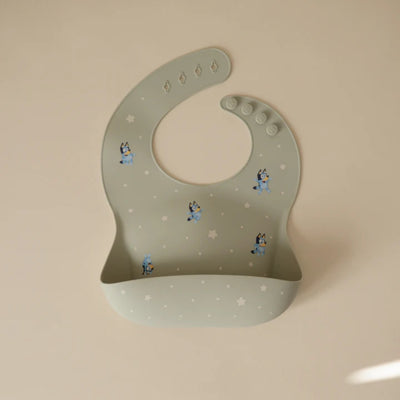 Babador De Silicone Infantil Mushie Bluey Sage - Fácil de Limpar